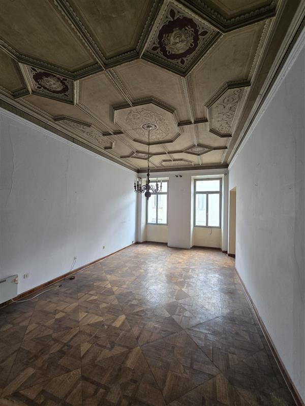 Sala con soffitto affrescato e pavimento in parquet a intarsi geometrici